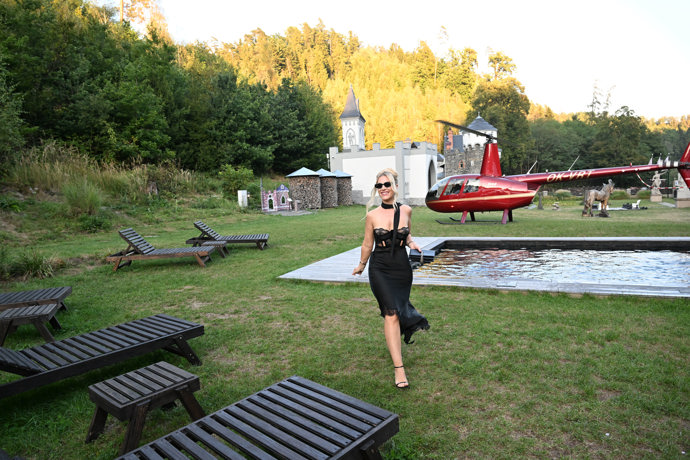 FOTO: Dominika Myslivcová si svou narozeninovou oslavu užila ve velkém luxusu. – stránka 17