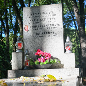 Vlevo od jména Jiřího Krampola se objeví ještě jeho malá fotografie.