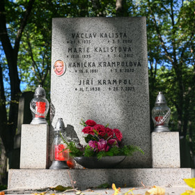 Na hrob Jiřího Krampola konečně přibylo jeho jméno.