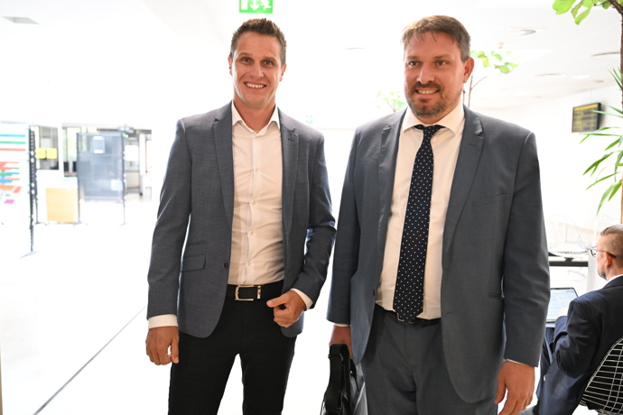 FOTO: Miroslav Dopita přišel k soudu s úsměvem na rtech. – stránka 23