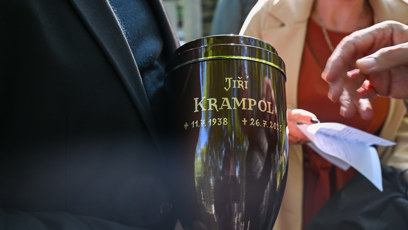 FOTO: Urna Jiřího Krampola je decentní a bez výstředností.