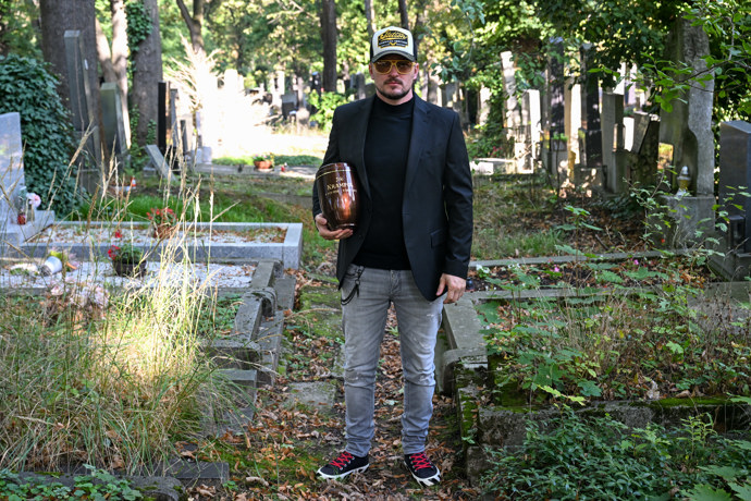 FOTO: Tomáš Zajíc přichází na uložení urny Jiřího Krampola. – stránka 8