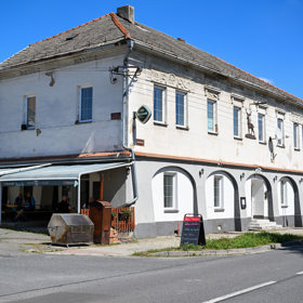 Původní budova restaurace U Jelena v Drahotuších, kde se natáčel pořad Ano, šéfe!