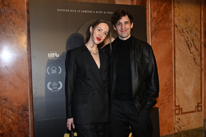 FOTO: Čestmír Strakatý má krásnou manželku. – stránka 15