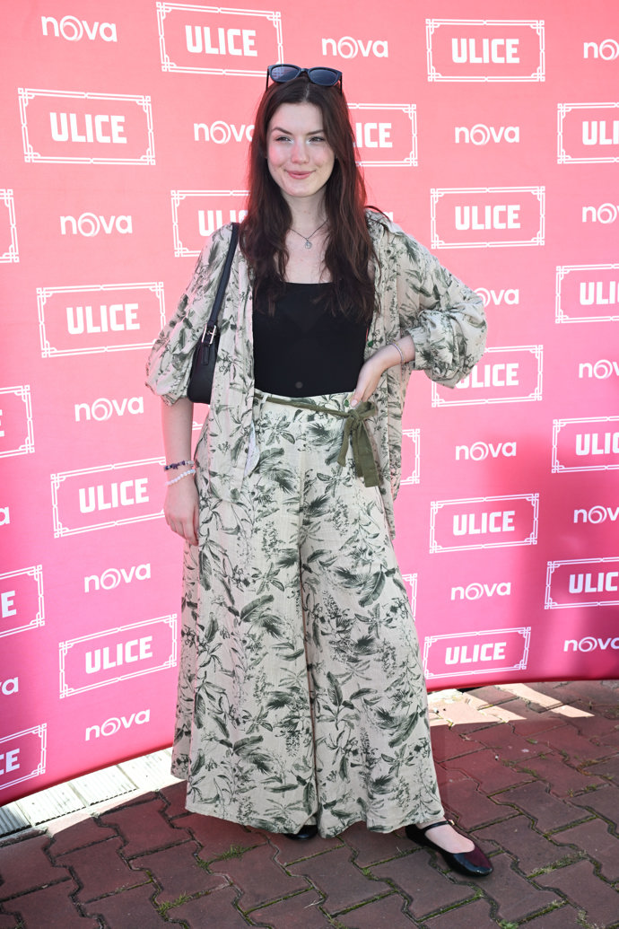 FOTO: Herečka Sára Korbelová. – stránka 2