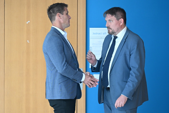 FOTO: Dopita u soudu se svým právníkem. – stránka 17