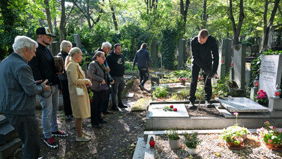 FOTO: Příprava hrobu Jiřího Krampola na uložení urny.