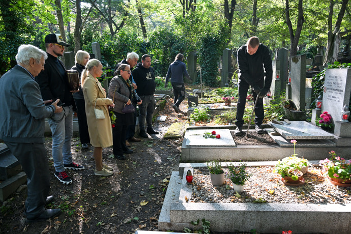 FOTO: Příprava hrobu Jiřího Krampola na uložení urny. – stránka 5