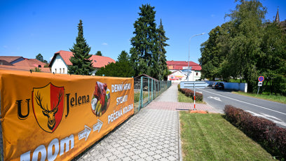 FOTO: K restauraci vede poutač.