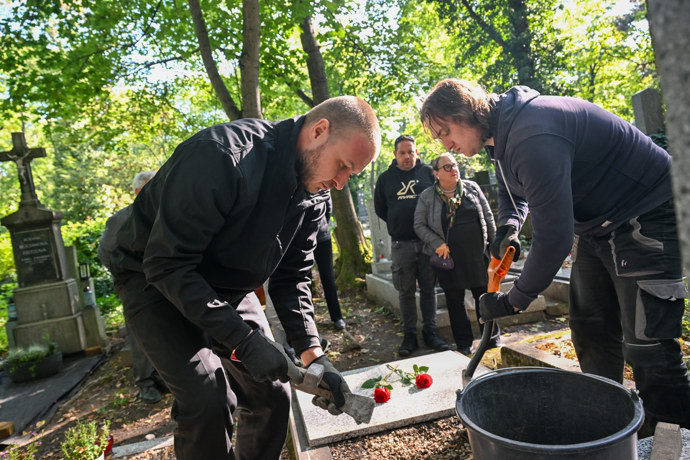 FOTO: Příprava hrobu Jiřího Krampola na uložení hercovy urny. – stránka 4
