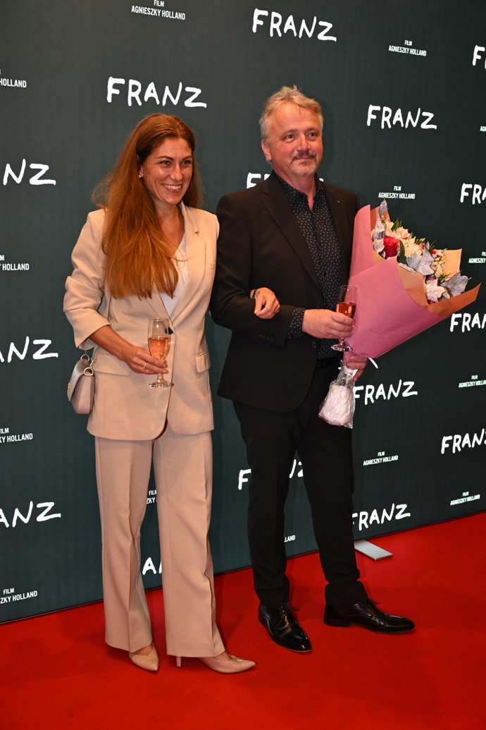 FOTO: Eva Decroix zvolila dámský kostýmek. – stránka 4