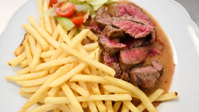 FOTO: Hovězí flank steak, pepřová omáčka a hranolky.