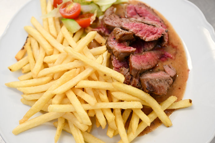 FOTO: Hovězí flank steak, pepřová omáčka a hranolky. – stránka 104