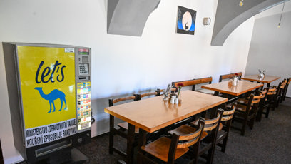 FOTO: V restauraci U Jelena nechybí pověstný automat na cigarety.