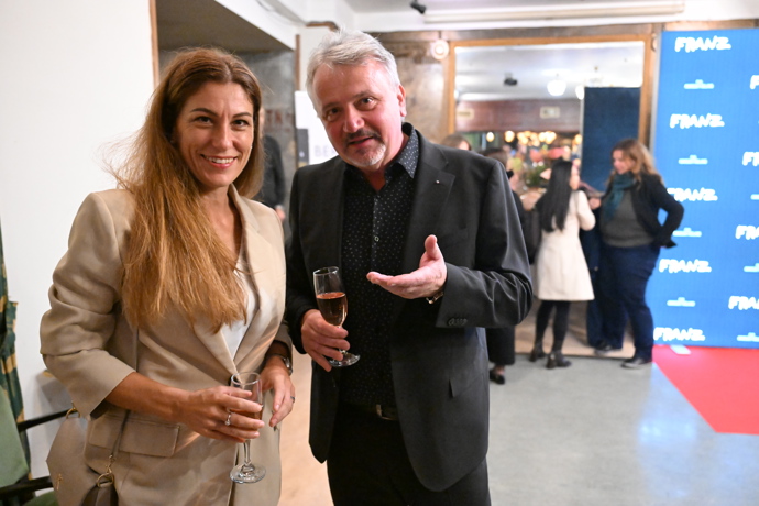 FOTO: Vysmátá Eva Decroix. – stránka 1