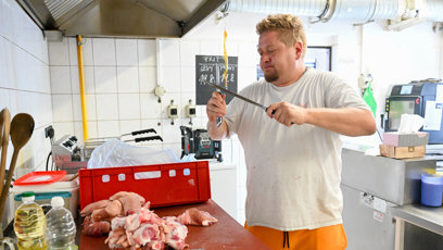 FOTO: David si brousí nože.