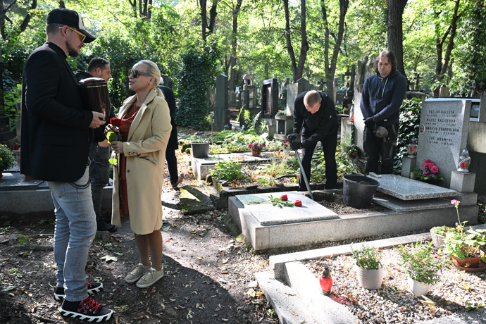 FOTO: Uložení urny Jiřího Krampola v září 2025. – stránka 1