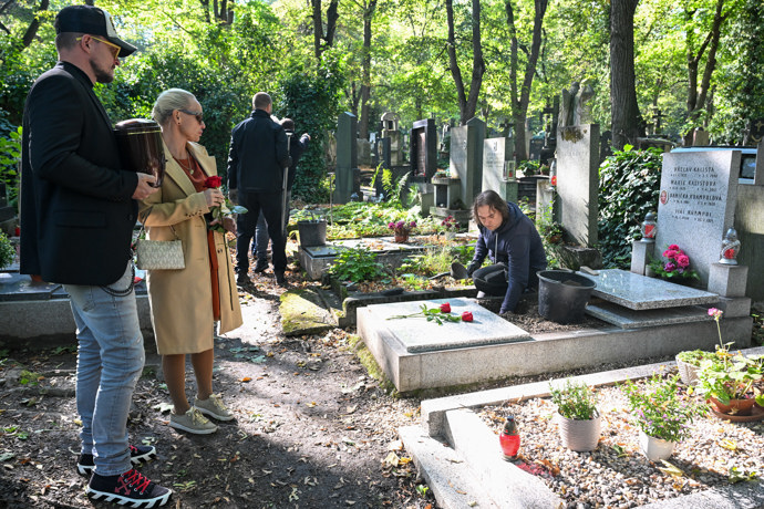 FOTO: Uložení urny Jiřího Krampola v září 2025.