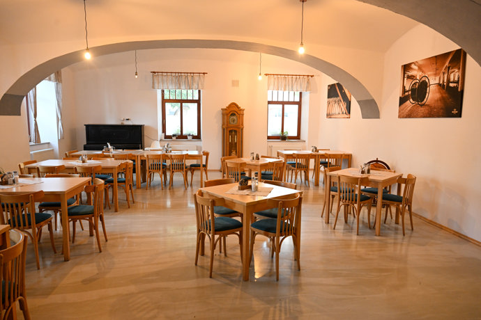 FOTO: Interiér restaurace. – stránka 98