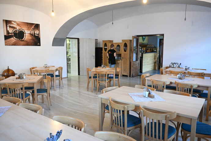 FOTO: Interiér restaurace U Jelena. – stránka 97