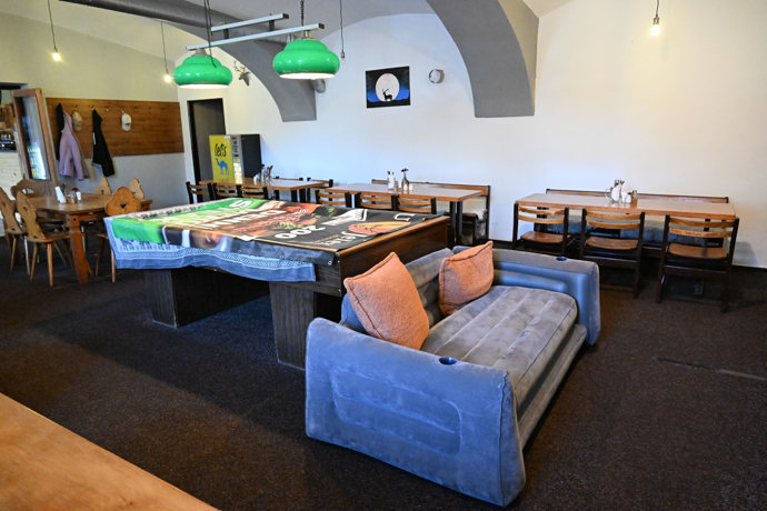 FOTO: Restaurace U Jelena nabízí i část pouze pro pány, kde si mohou vychutnat pivo. – stránka 94