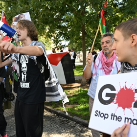 Protestní transparenty proti vládě.