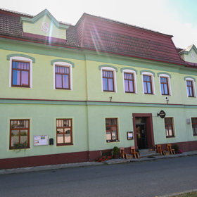 Jak je patrné z fotografií, budova je v mnohem lepším stavu než původní podnik. 