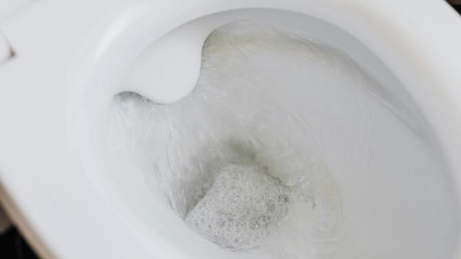 Nekupujte drahou chemii! Čajový sáček je geniální trik, jak mít zářivou toaletu bez jediné kapky chemikálií