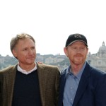 Dan Brown pózuje s hercem Tomem Hanksem a režisérem Ronem Howardem před premiérou filmu Andělé a démoni natočeného podle jeho knihy. Hanks si v něm zahrál symbologa Roberta Langdona.