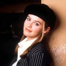 Herečka Alicia Silverstone zazářila v roce 1995 ve filmu Clueless - Bezmocná, nebo chcete-li Praštěná holka. Velmi výrazným módním doplňkem její postavy Cher Horowitz byl černý baret, který nosila k pruhovanému saku, ale také ikonickým kostkovaným outfitům.
