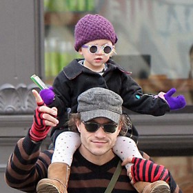 Heath Ledger si otcovství užíval. Bohužel jen dva roky, pak se nešťastnou náhodou předávkoval předepsanými léky na spaní.