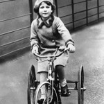 Sedmiletá Elizabeth coby cyklistka. Ještě raději než jízdu na kole ale měla jízdu na koni.