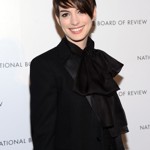 Herečka Anne Hathaway je vedle širokého úsměvu proslulá tmavě hnědými vlasy.