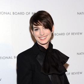 Herečka Anne Hathaway je vedle širokého úsměvu proslulá tmavě hnědými vlasy.