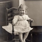 Princezna Elizabeth už ale brzy začala vykazovat rysy hodné panovnice. Měla neuvěřitelnou kázeň, smysl pro pořádek a byla extrémně zodpovědná. I proto se stala oblíbenkyní dědečka, krále Jiřího V. 