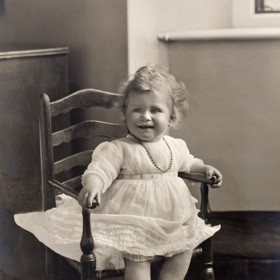 Princezna Elizabeth už ale brzy začala vykazovat rysy hodné panovnice. Měla neuvěřitelnou kázeň, smysl pro pořádek a byla extrémně zodpovědná. I proto se stala oblíbenkyní dědečka, krále Jiřího V. 