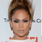 Šedé líčení očí sluší všem včetně tmavších typů, jako je Jennifer Lopez. Zpěvačka a herečka má v oblibě výrazné kouřovější líčení v tmavších odstínech...
