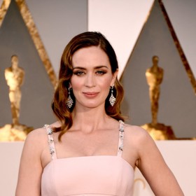 Také herečka Emily Blunt sází většinu kariéry na tmavší odstíny, nebo alespoň odstíny temně zrzavé.
