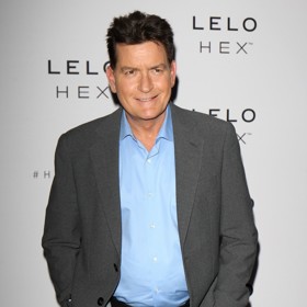 Hrdina Žhavých výstřelů a slavný průšvihář Charlie Sheen slaví 60. narozeniny.