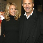 Herec Kevin Costner má slabost pro mladší blondýnky se širokým úsměvem. Na snímku s exmanželkou Christine Baumgartner, se kterou se rozvedli předloni.