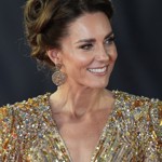Jeden z nejkrásnějších účesů vůbec vynesla Kate Middleton na premiéru bondovky Není čas zemřít v roce 2021. Velmi sofistikovaný, přitom přirozeně vypadající drdol oslnil všechny přítomné.