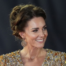 Jeden z nejkrásnějších účesů vůbec vynesla Kate Middleton na premiéru bondovky Není čas zemřít v roce 2021. Velmi sofistikovaný, přitom přirozeně vypadající drdol oslnil všechny přítomné.