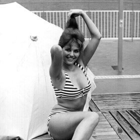 Ačkoliv dodnes platí za jednu z nejslavnějších italských hereček, její život pohádku nepřipomínal. Úspěchu dosáhla díky nelidské smlouvě s producentem Frankem Cristaldim, který ji naprosto ovládal po kariérní i lidské stránce.