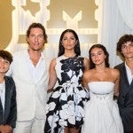 Camila a Matthew jsou rodiči tří dětí - Livingstona, Vidy a Leviho (všichni na snímku), se kterými se snaží trávit maximum času. To ale neznamená, že si nějaký neukradnou jen pro sebe.