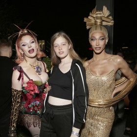 Vivian má vedle modelingu a drag queen i studijní ambice, na drahé vzdělání ale nemá kvůli rozkolu s otcem peníze.