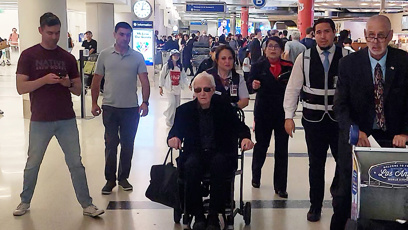 FOTO: Paul Hogan byl zachycen na letišti jak jede na vozíku.
