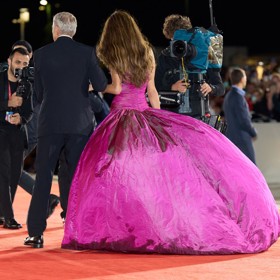 Nejen spodní lem vlečky utrpěl škody. Počasí se podepsalo i na její horní části.