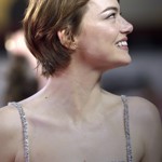 Ledabylý styling letos frčí a Emma Stone to moc dobře ví.