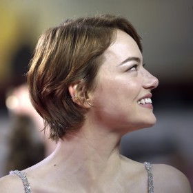 Ledabylý styling letos frčí a Emma Stone to moc dobře ví.