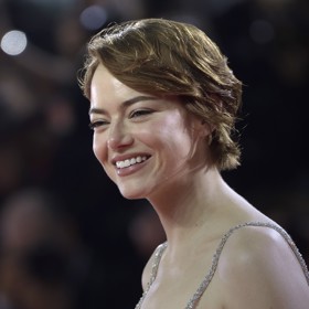 Hereččin účes je mladistvý a hravý, ale zachovává si eleganci a jemnost.